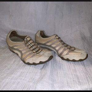 Sketchers no lace sneakers